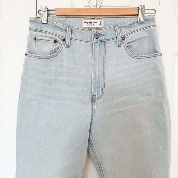 Abercrombie - Ultra High Rise Ankle Straight Jean - 28 / 6 - Picture 4 of 9